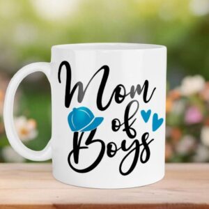 Personalizirana keramička šalica za mamu s natpisom Mom of Boys.