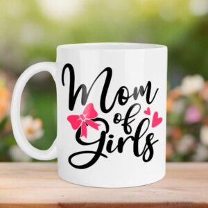 Personalizirana keramička šalica za mamu s natpisom Mom of Girls.